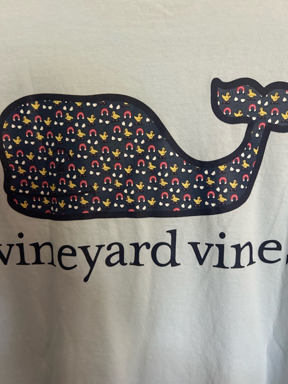Vineyard Vines Tee with Chick Magnet graphic Whale design. Adult small. LN - Picture 5 of 5
